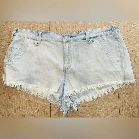 Anthropologie - Pilcro Distressed Denim Shortie Shorts in Light Wash size 32 - Picture 5 of 16